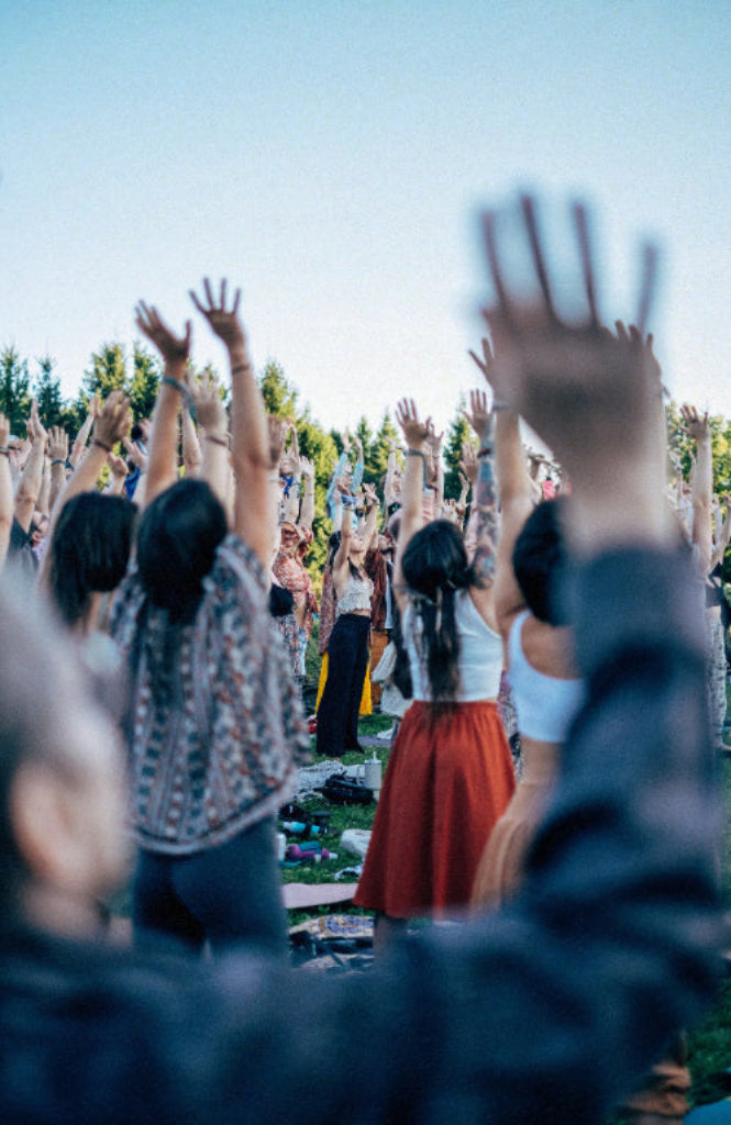 Anatha fest 2023 les mains au ciel